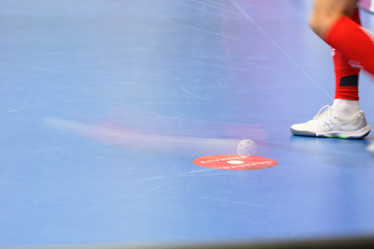 Symbolbild Ball Fuss unscharf